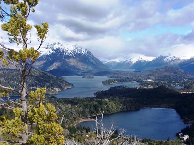 Photo: Bariloche, Rio Negro, Argentina
Copyright LEIRE13

http://static.panoramio.com/photos/large/47322091.jpg