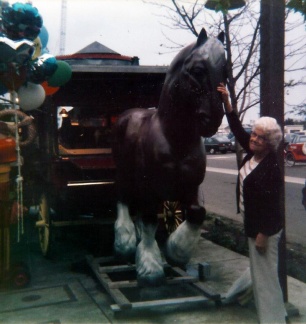 Mum with horse statue 1986